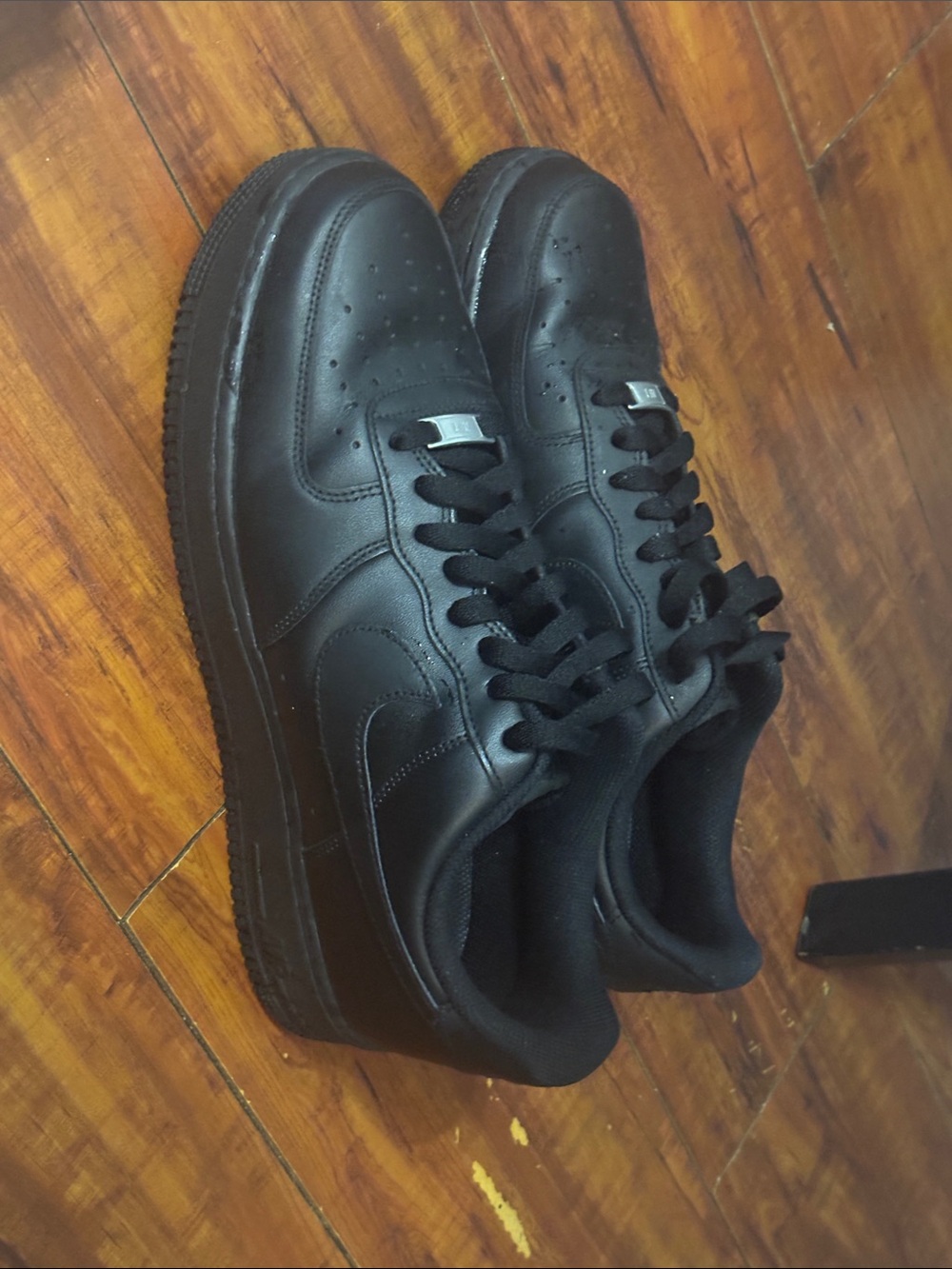 Men’s All-Black Low-Top Leather Sneakers barley used